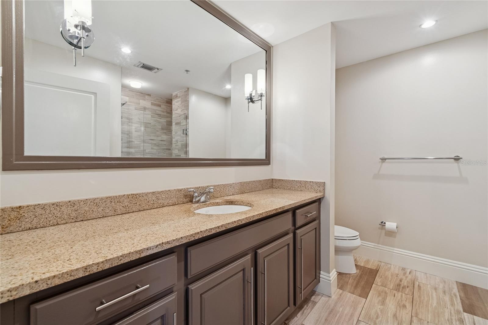 Listing photo id 35 for 1227 Madison Street 503