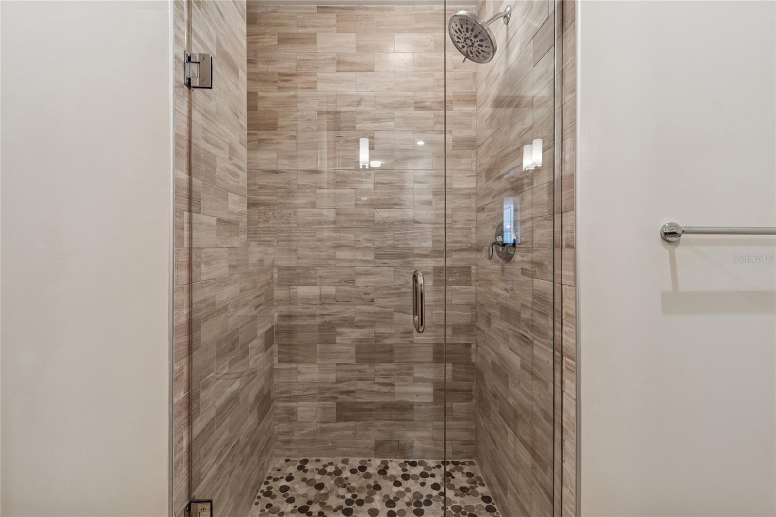 Listing photo id 36 for 1227 Madison Street 503