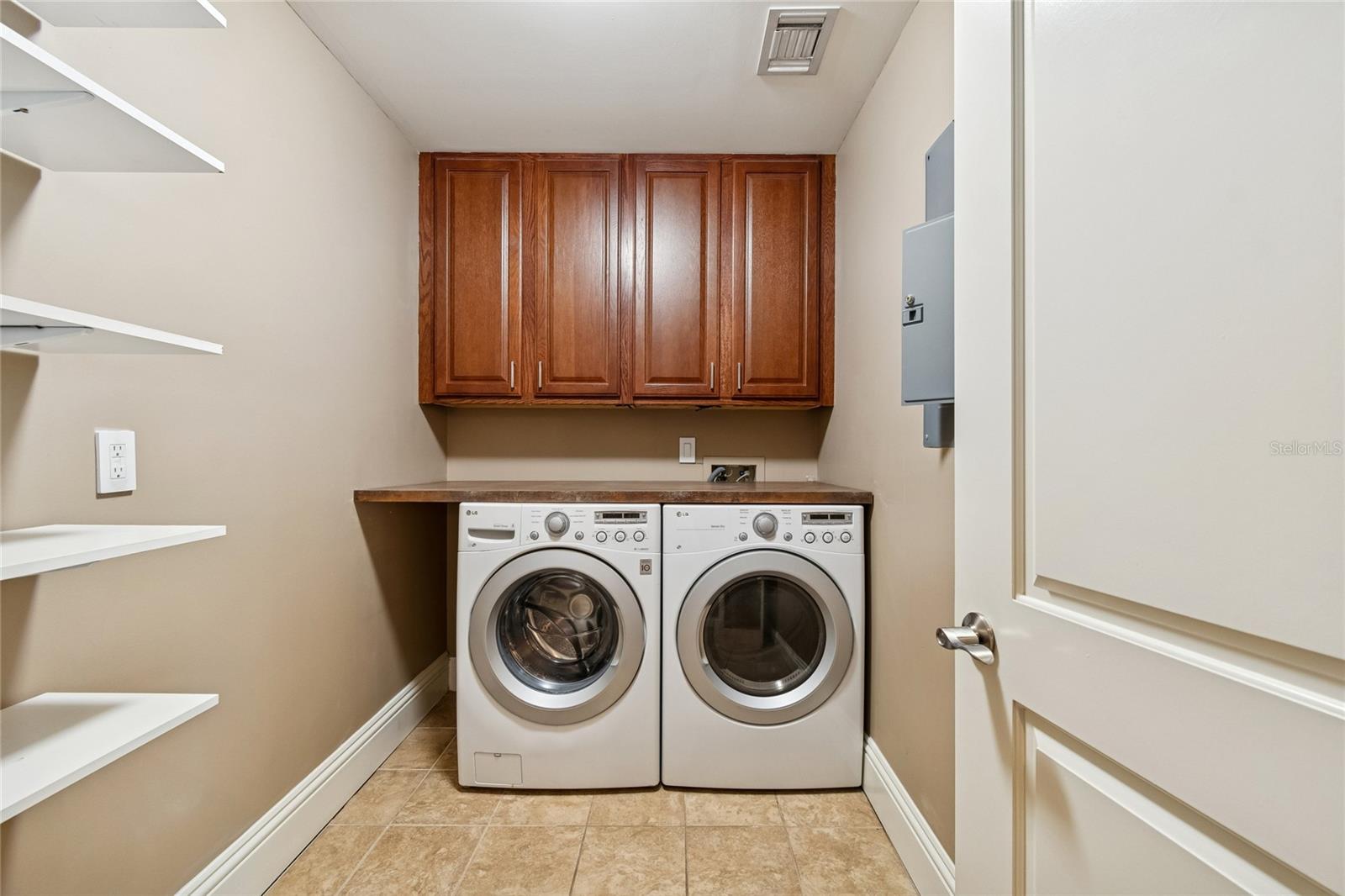 Listing photo id 37 for 1227 Madison Street 503