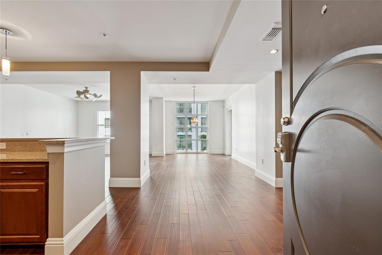 Listing photo id 2 for 1227 Madison Street 503