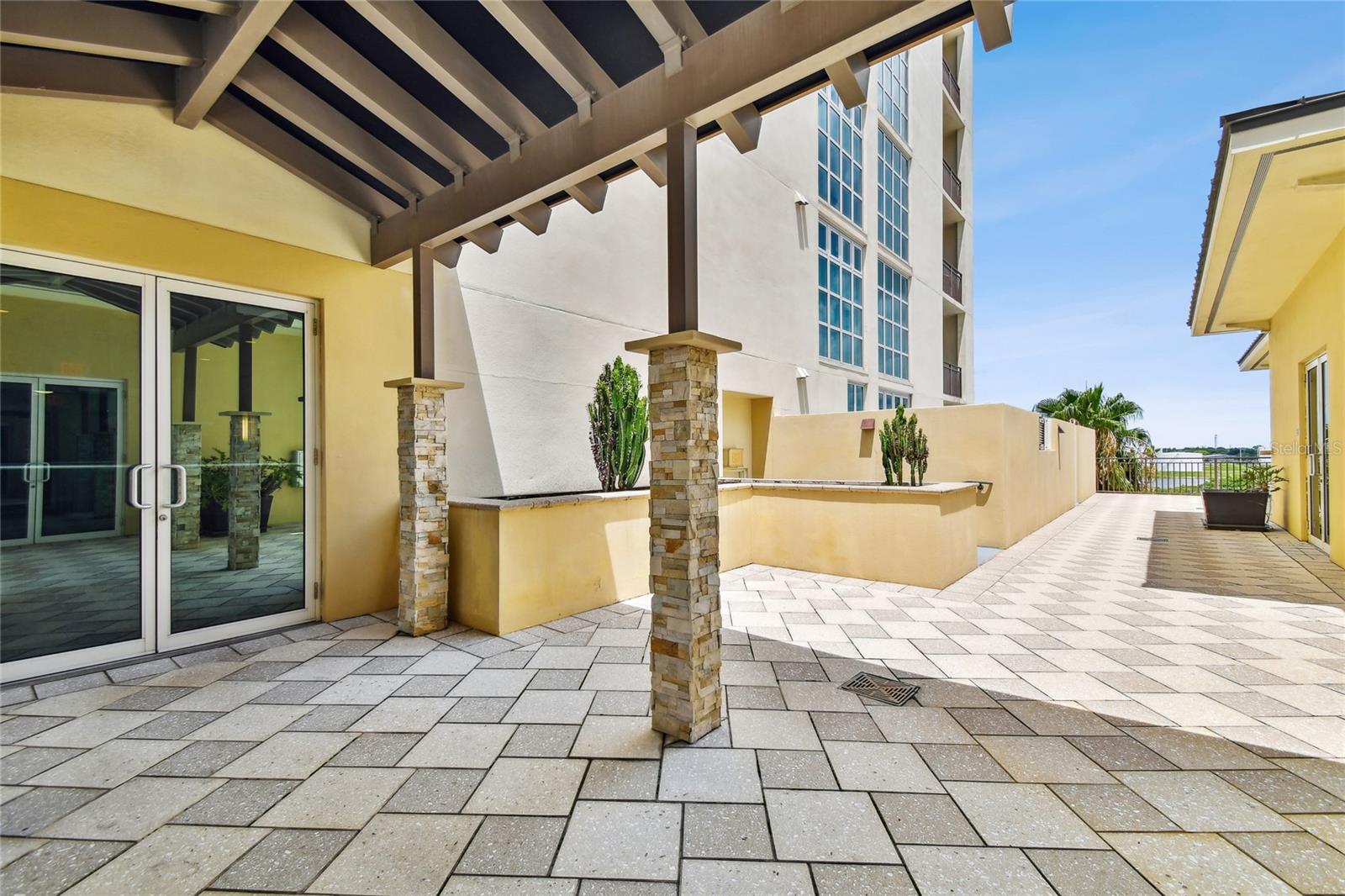 Listing photo id 57 for 1227 Madison Street 503