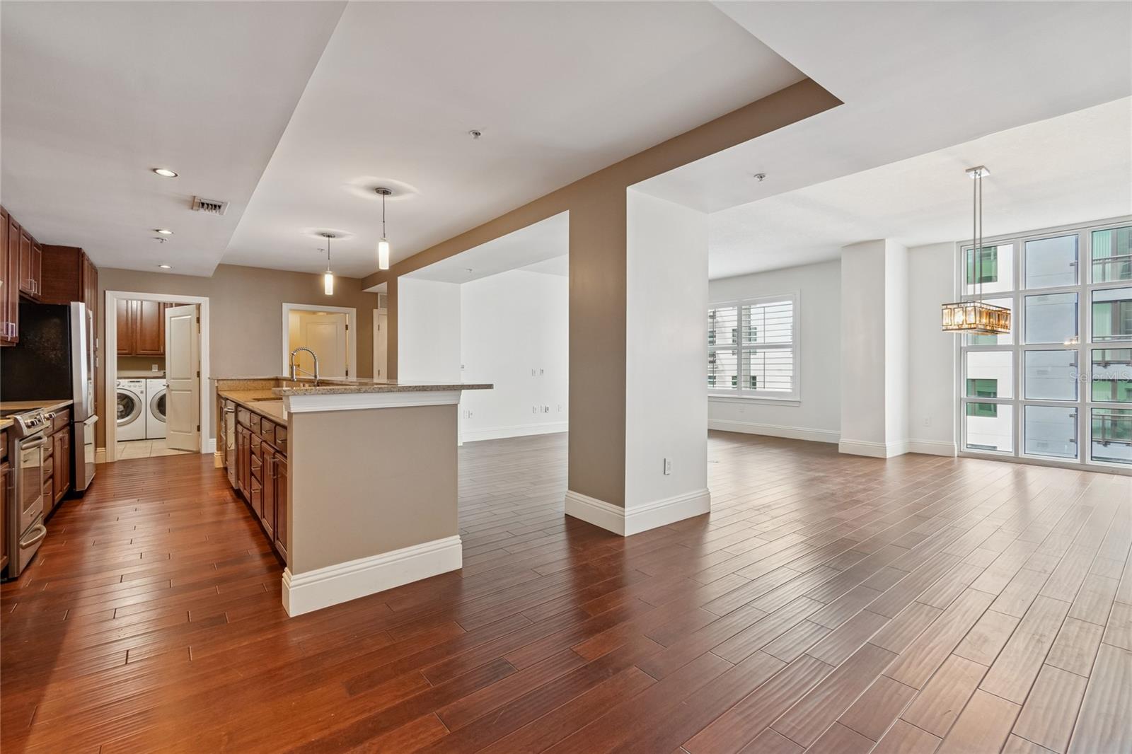 Listing photo id 4 for 1227 Madison Street 503