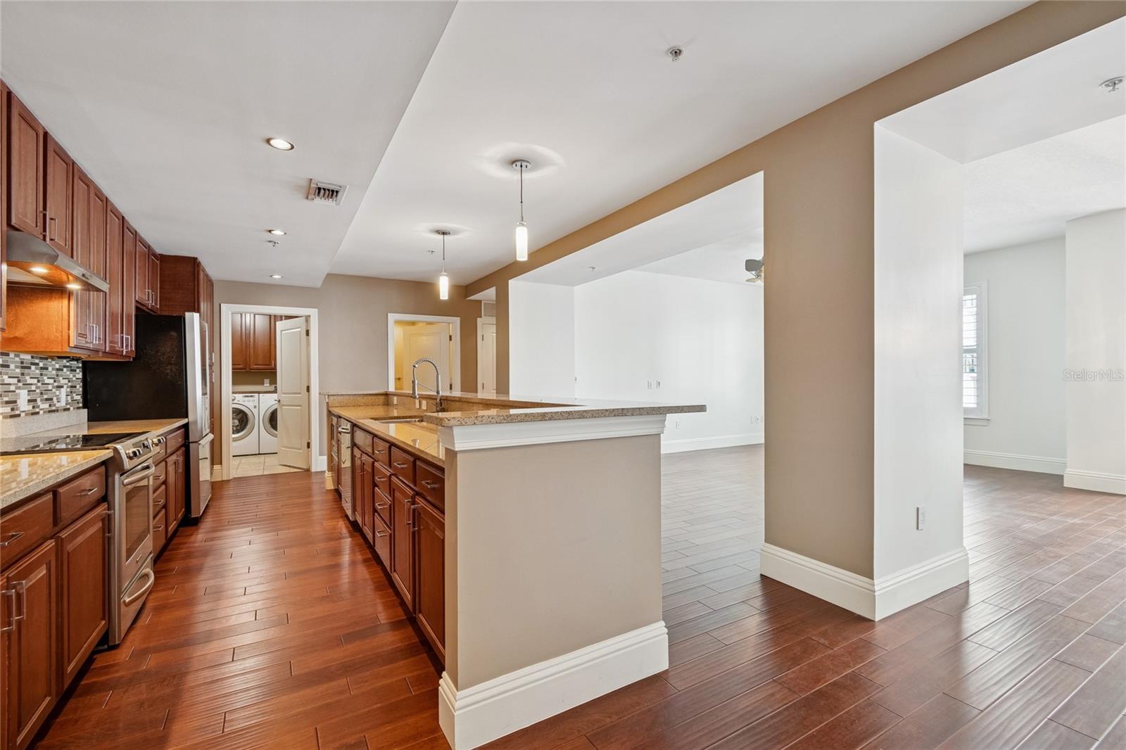 Listing photo id 5 for 1227 Madison Street 503