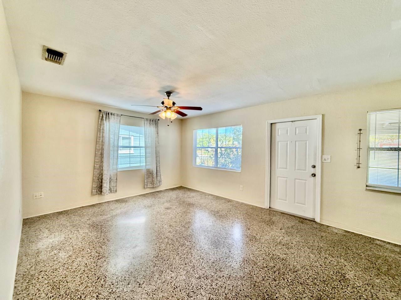 Image 5 of 21 For 257 38th Avenue Se