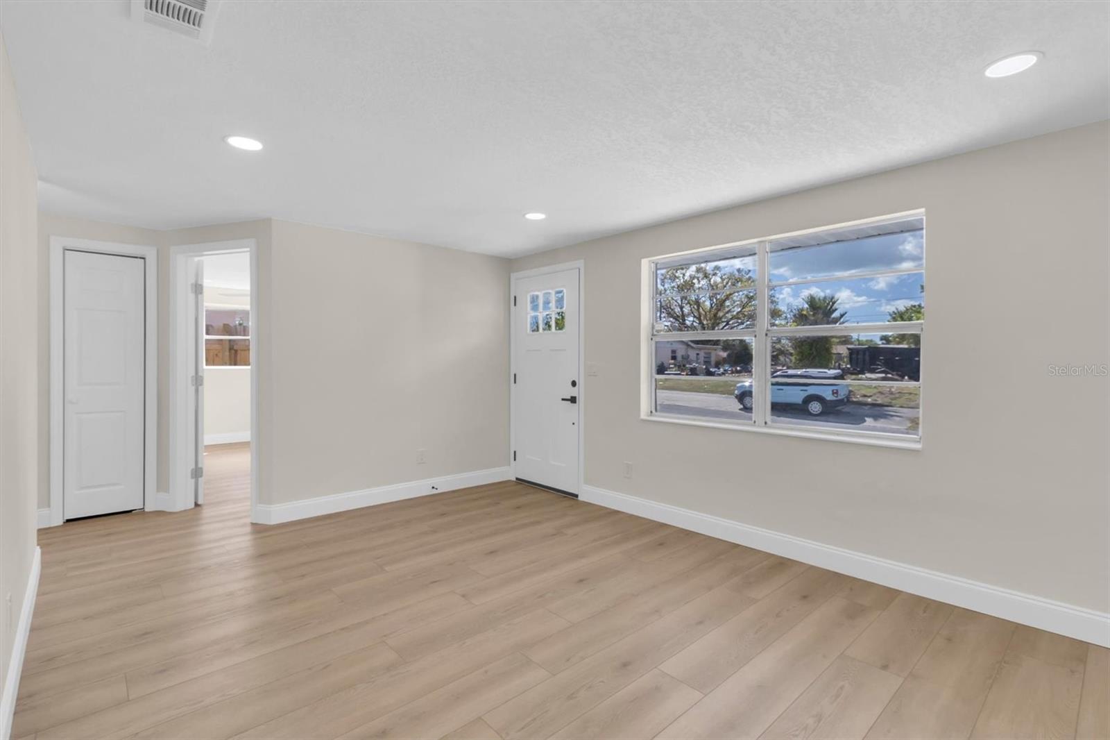 Image 4 of 31 For 4652 Kennedy Drive