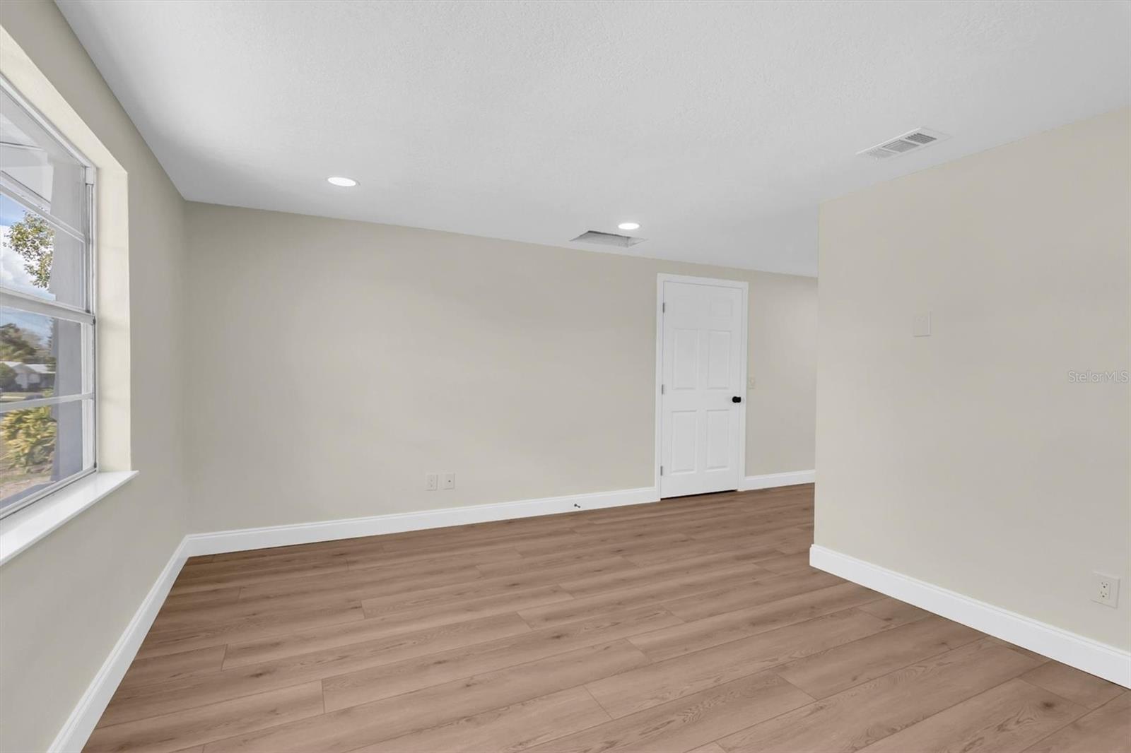 Image 5 of 31 For 4652 Kennedy Drive