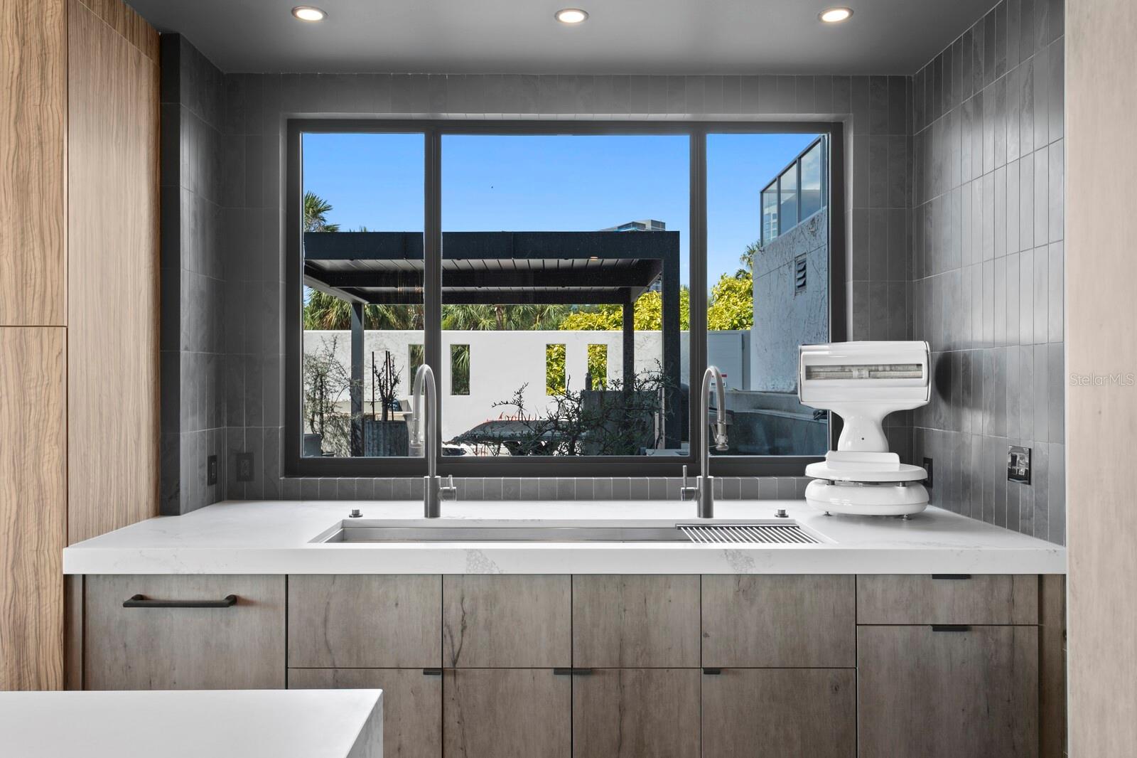 Image 13 of 54 For 2619 Bayshore Boulevard 200