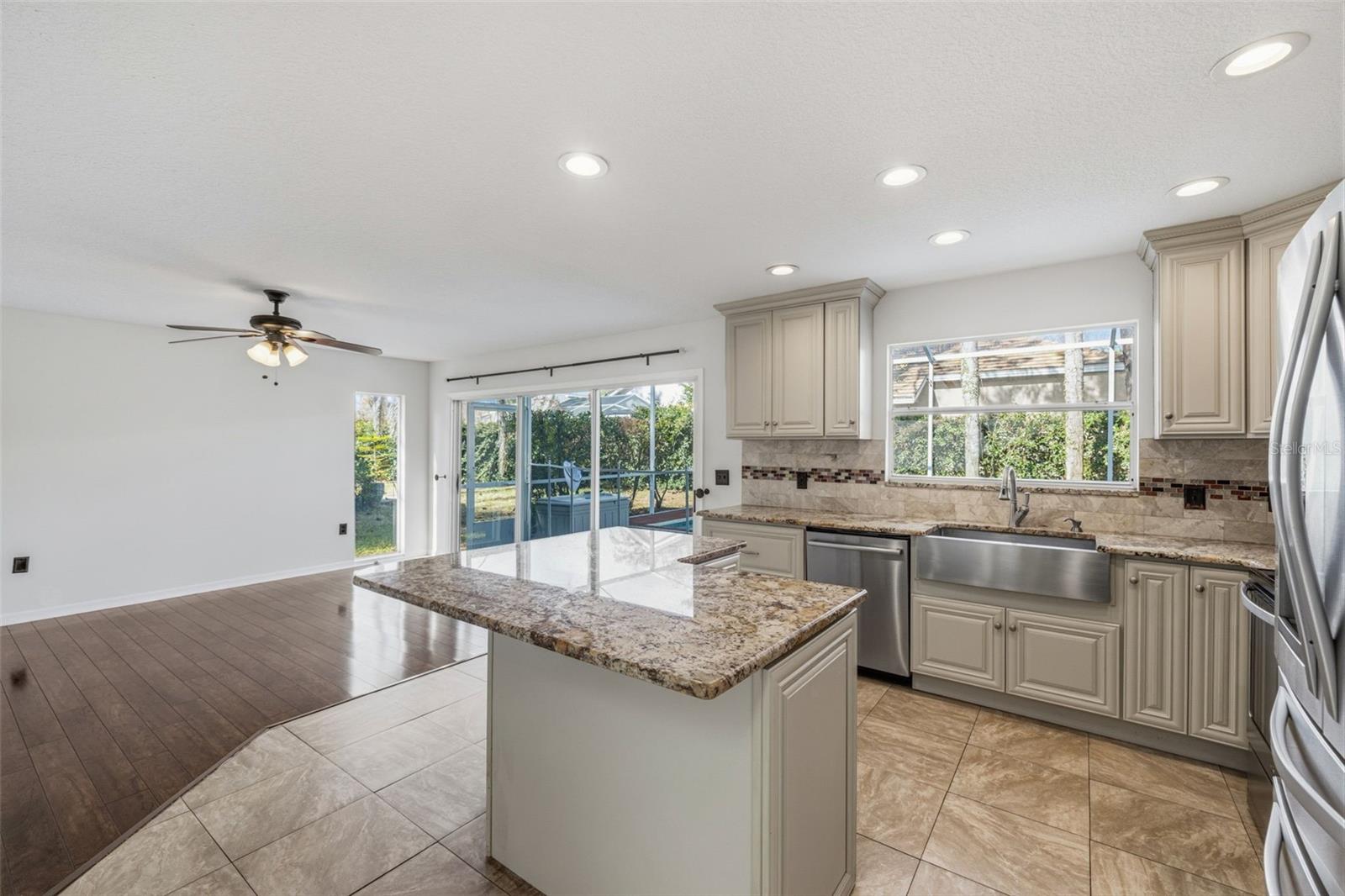 Listing photo id 8 for 17705 Esprit Drive