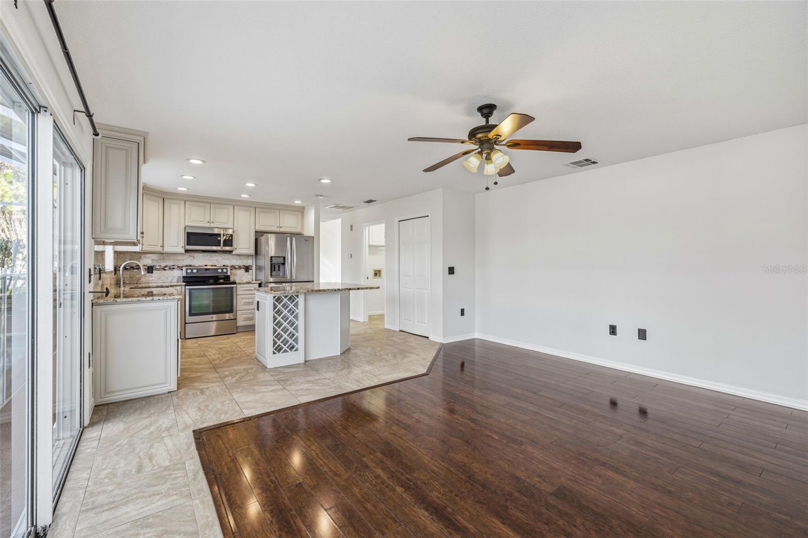 Listing photo id 10 for 17705 Esprit Drive