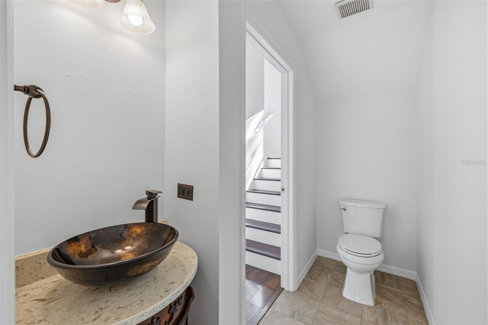 Listing photo id 11 for 17705 Esprit Drive