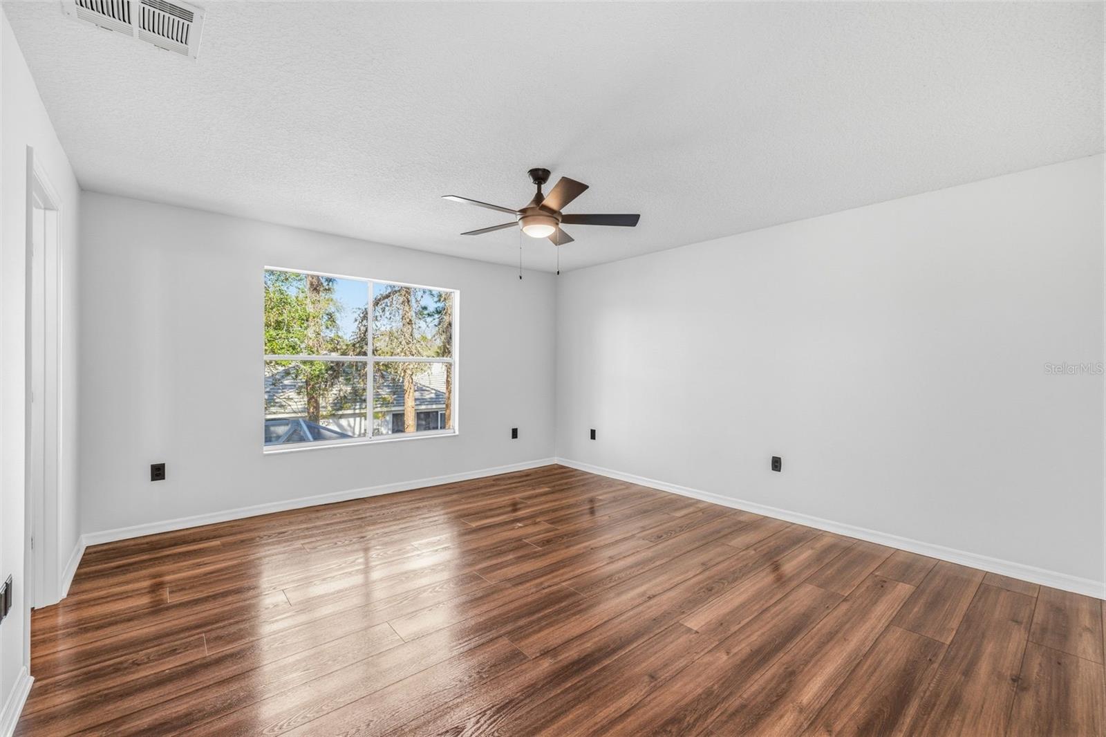 Listing photo id 15 for 17705 Esprit Drive