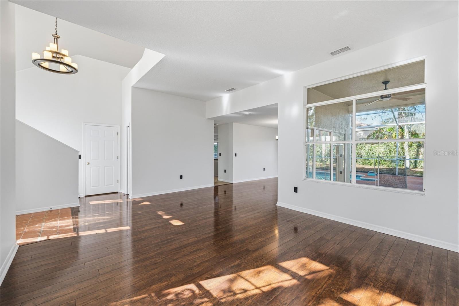 Listing photo id 4 for 17705 Esprit Drive