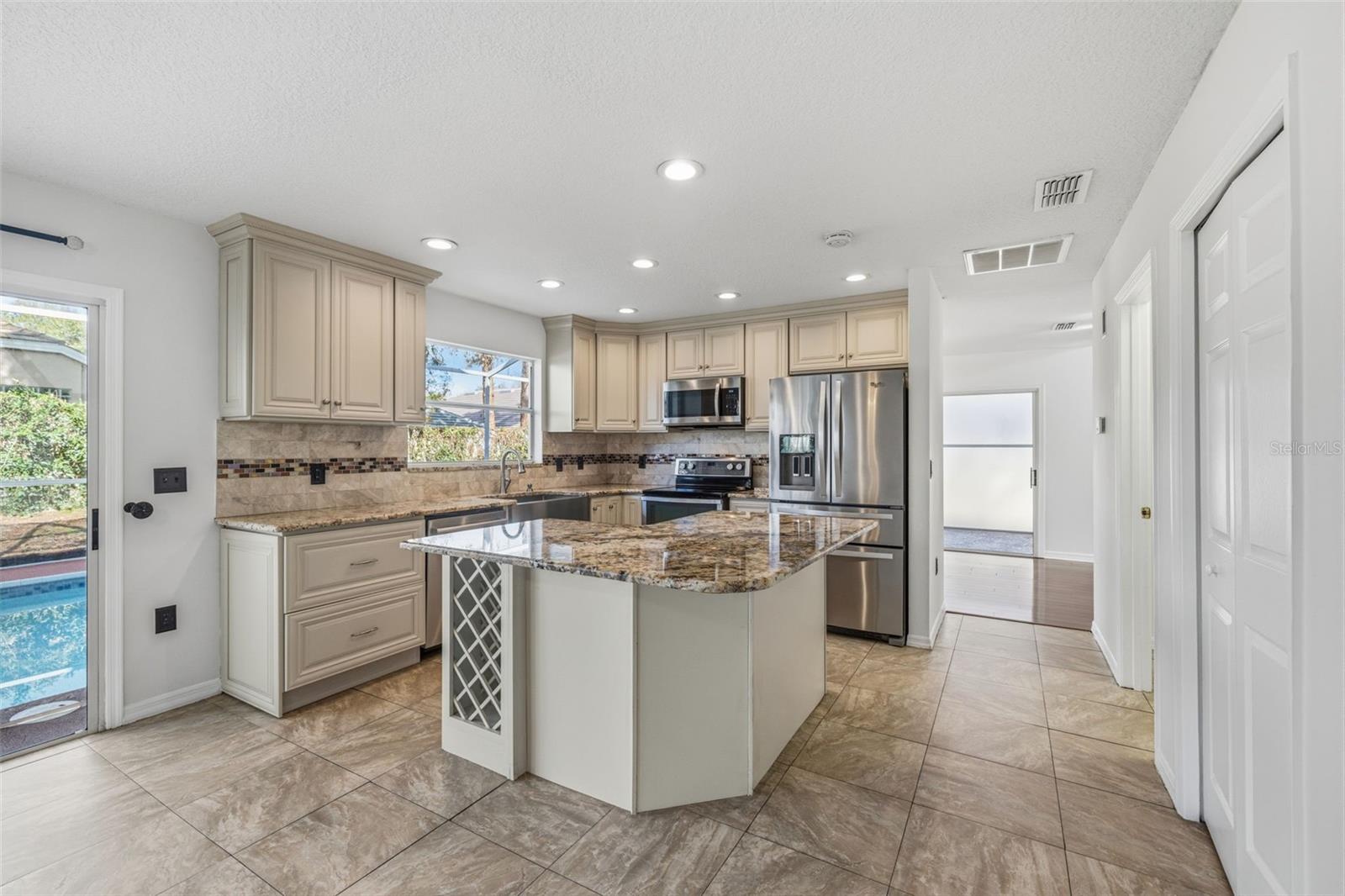 Listing photo id 6 for 17705 Esprit Drive