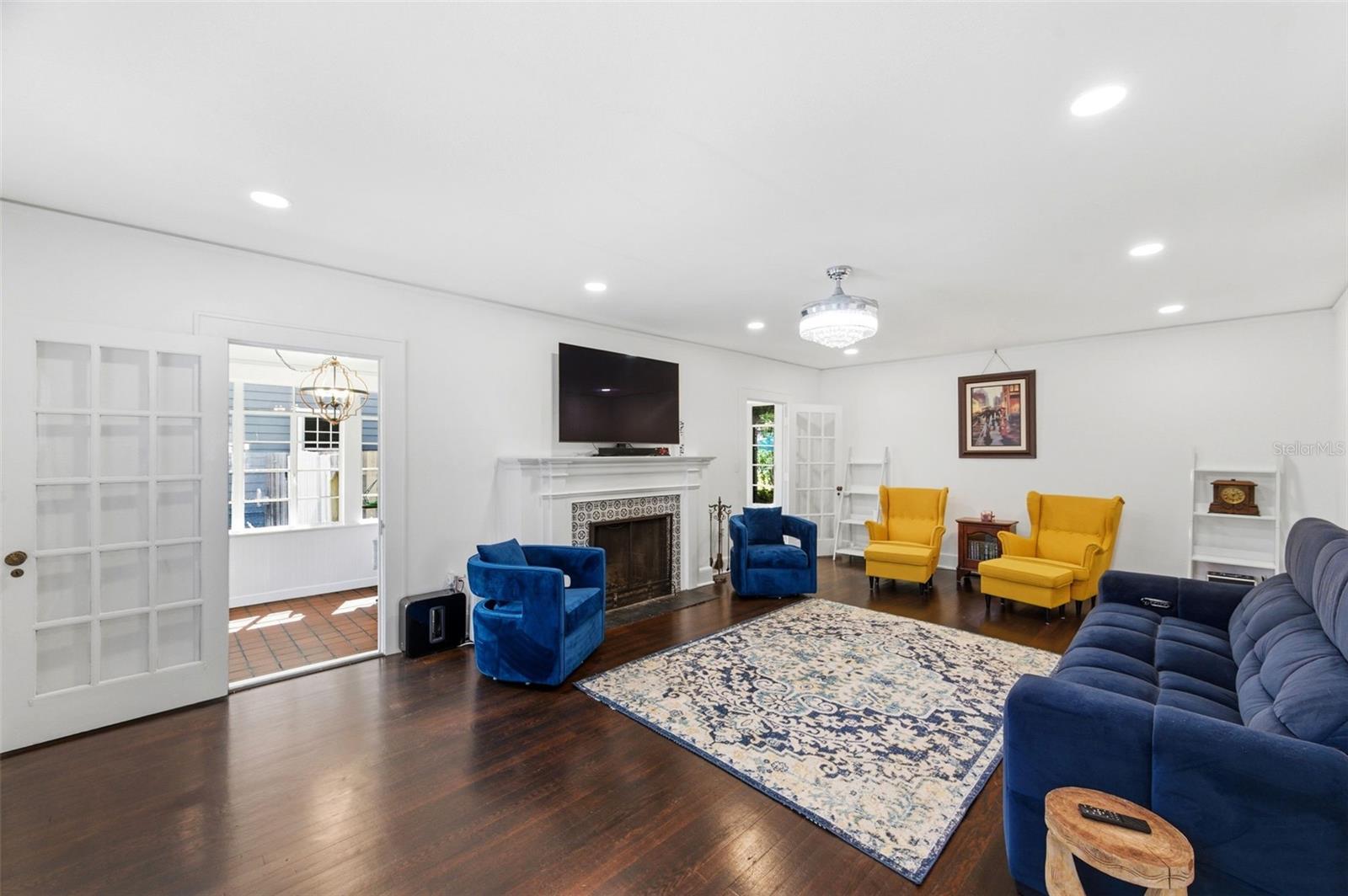 Image 20 of 90 For 320 Betty Lane