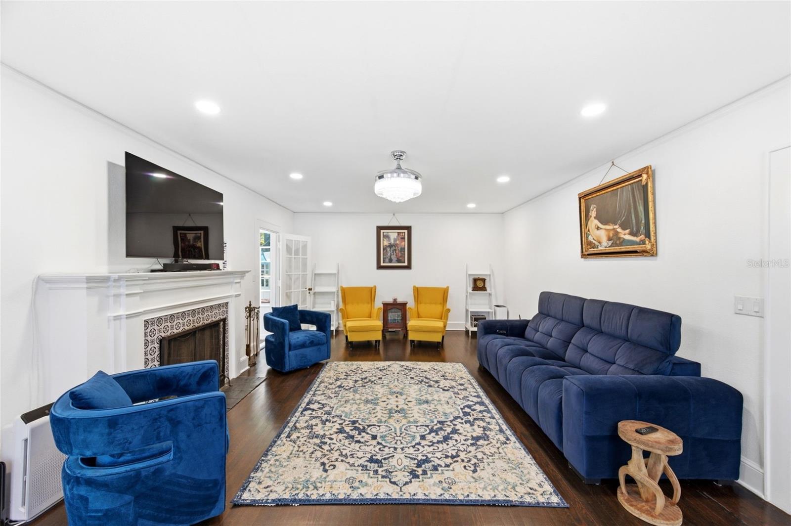 Image 21 of 90 For 320 Betty Lane