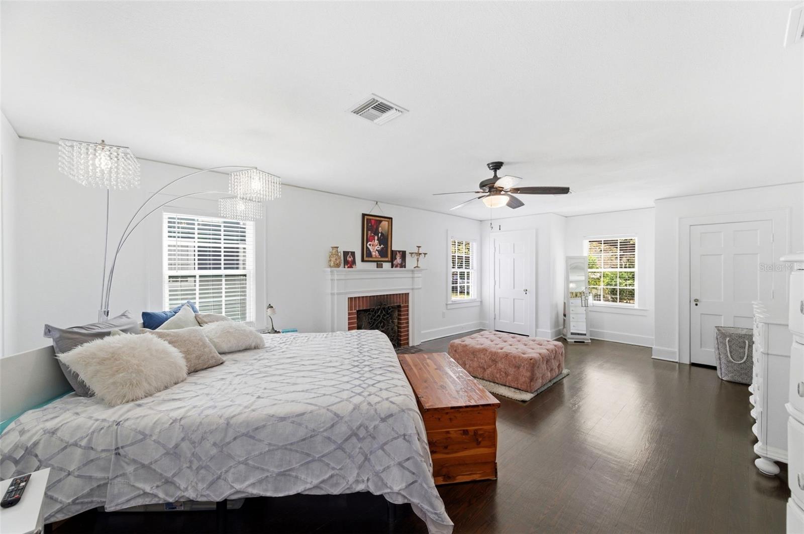 Image 37 of 90 For 320 Betty Lane