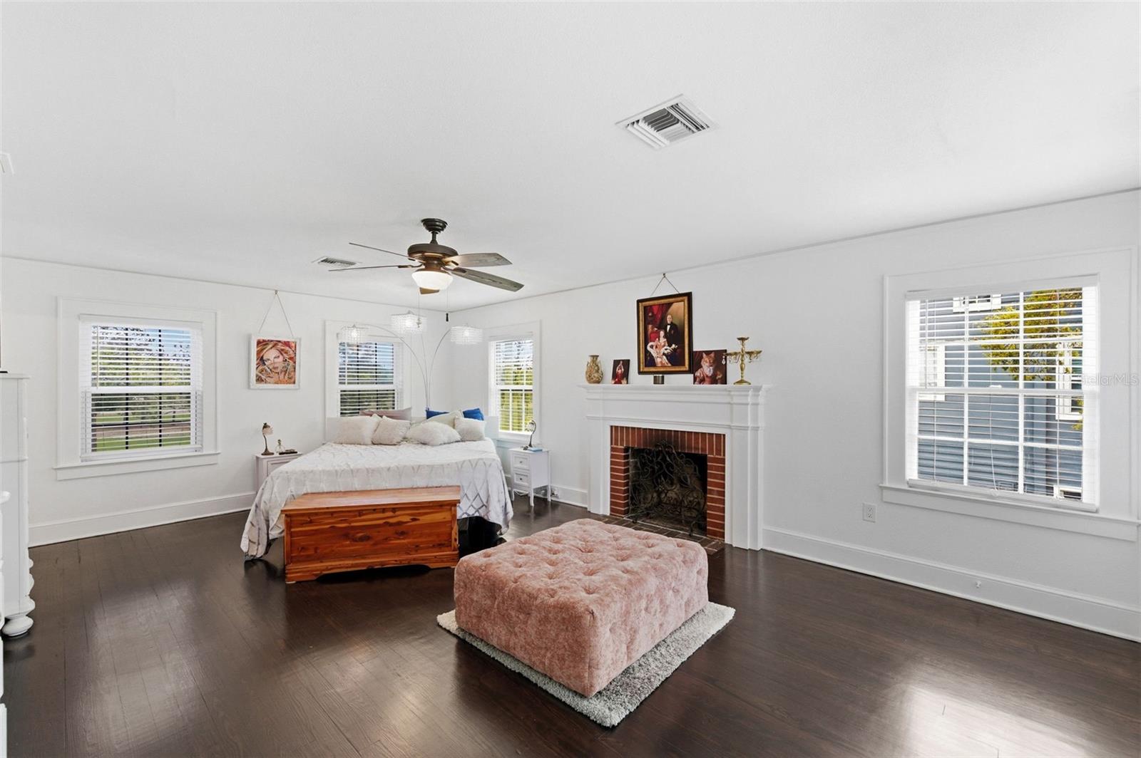 Image 39 of 90 For 320 Betty Lane