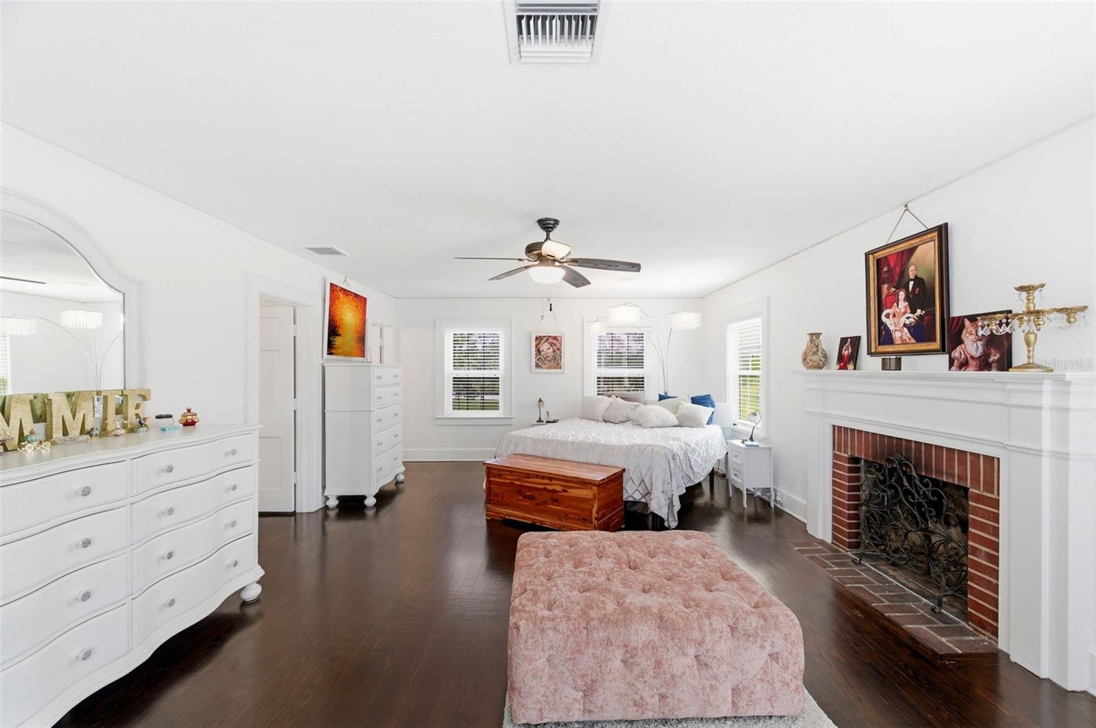 Image 40 of 90 For 320 Betty Lane