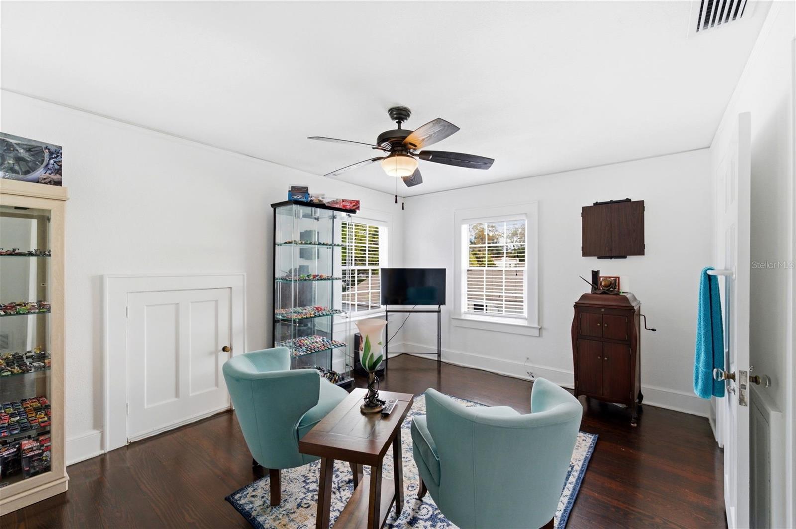 Image 47 of 90 For 320 Betty Lane