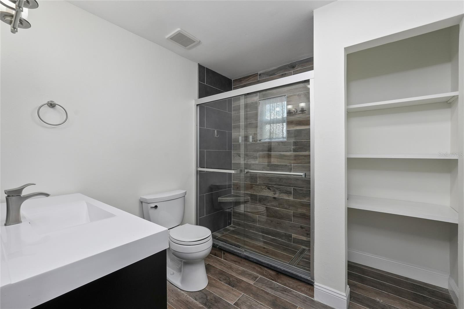 Listing photo id 14 for 4211 Anita Boulevard