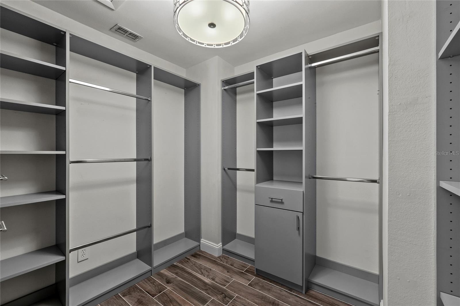 Listing photo id 15 for 4211 Anita Boulevard