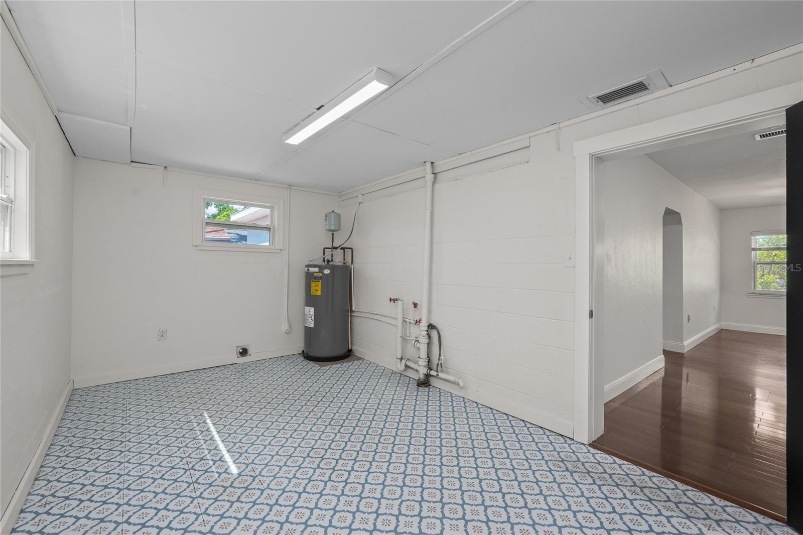 Listing photo id 29 for 4211 Anita Boulevard