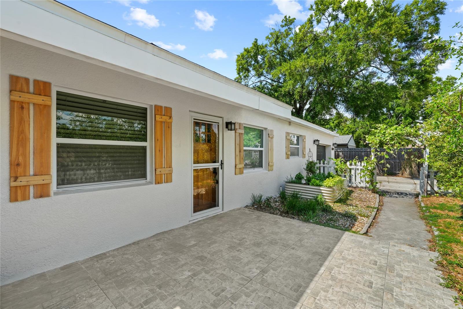 Listing photo id 3 for 4211 Anita Boulevard