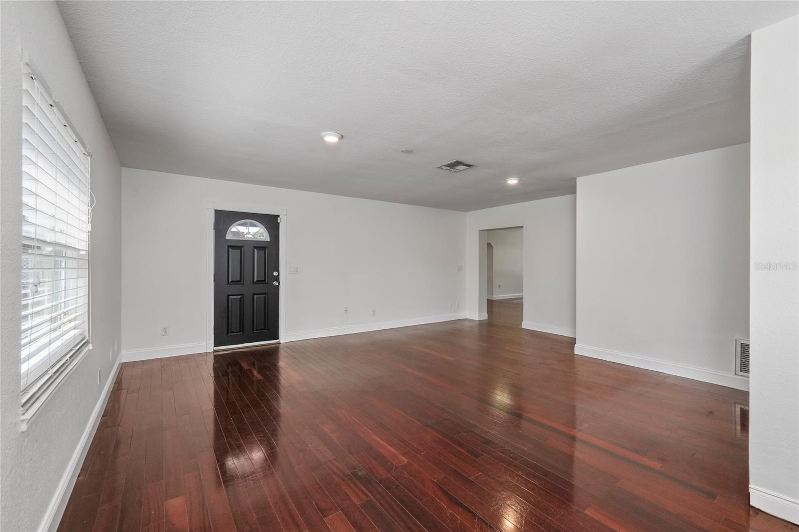 Listing photo id 5 for 4211 Anita Boulevard