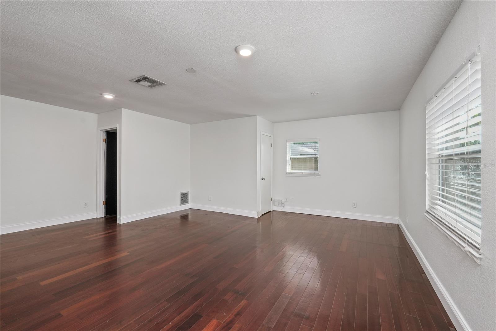 Listing photo id 6 for 4211 Anita Boulevard