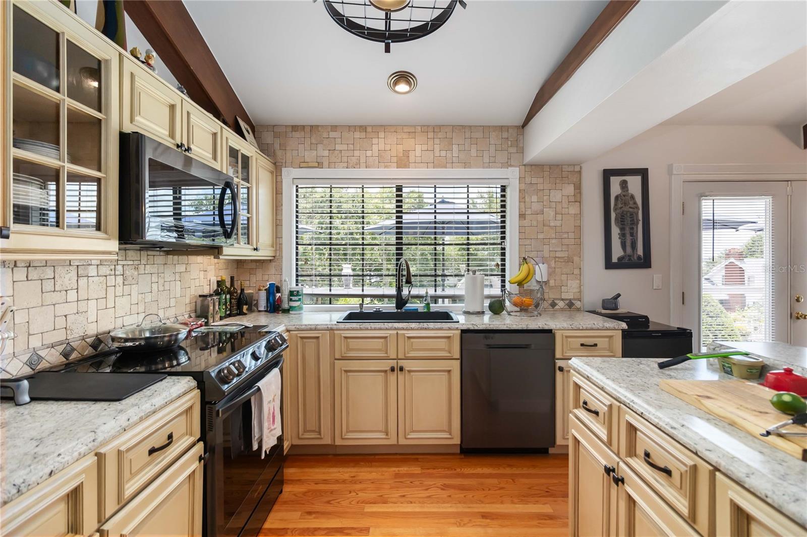 Image 4 of 40 For 999 Fairview Avenue