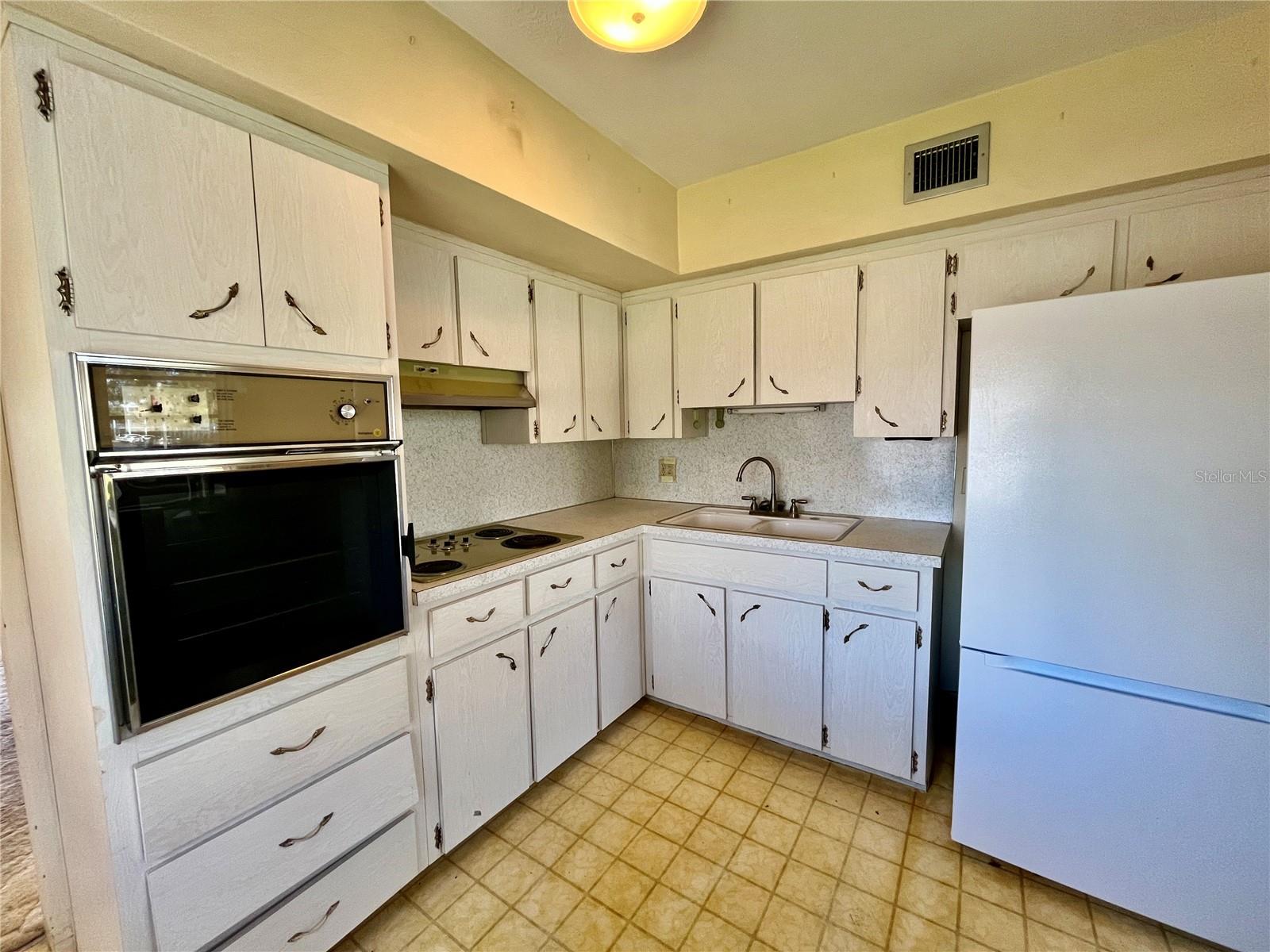 Listing photo id 7 for 2430 Brazilia Drive 44