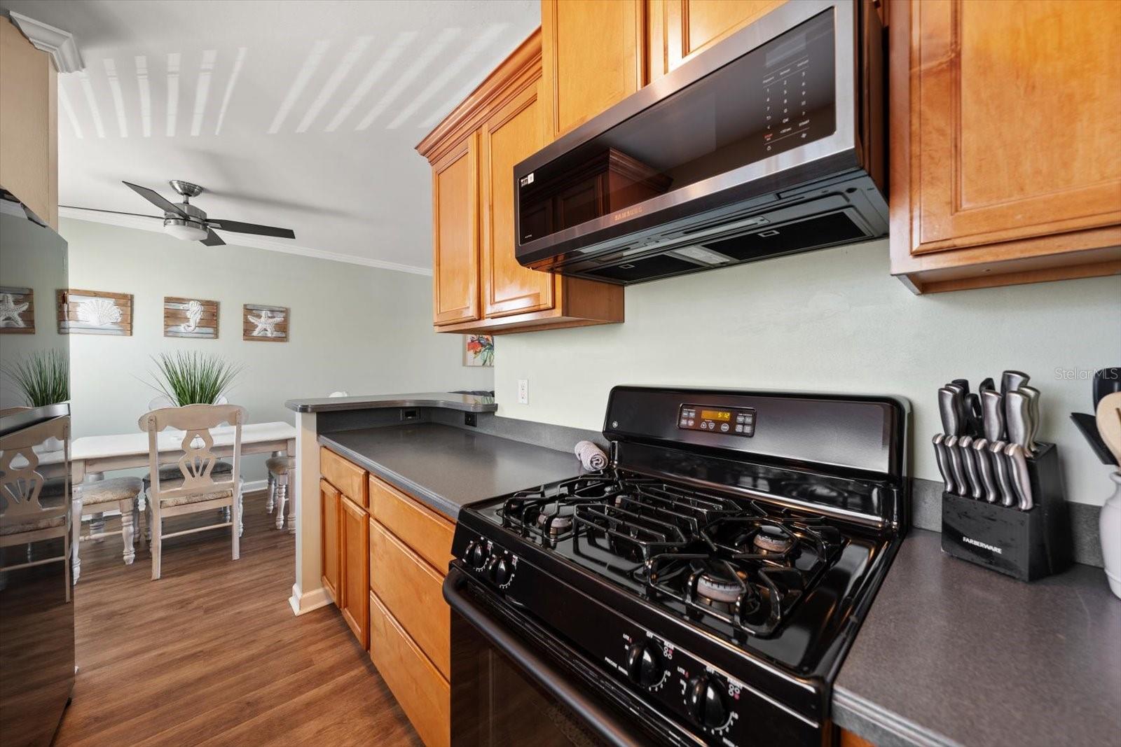 Image 18 of 33 For 1101 Victoria Drive 17