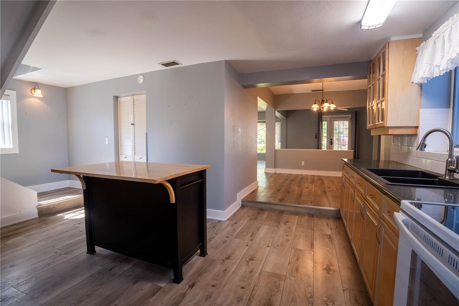 Image 18 of 39 For 2567 Central Avenue