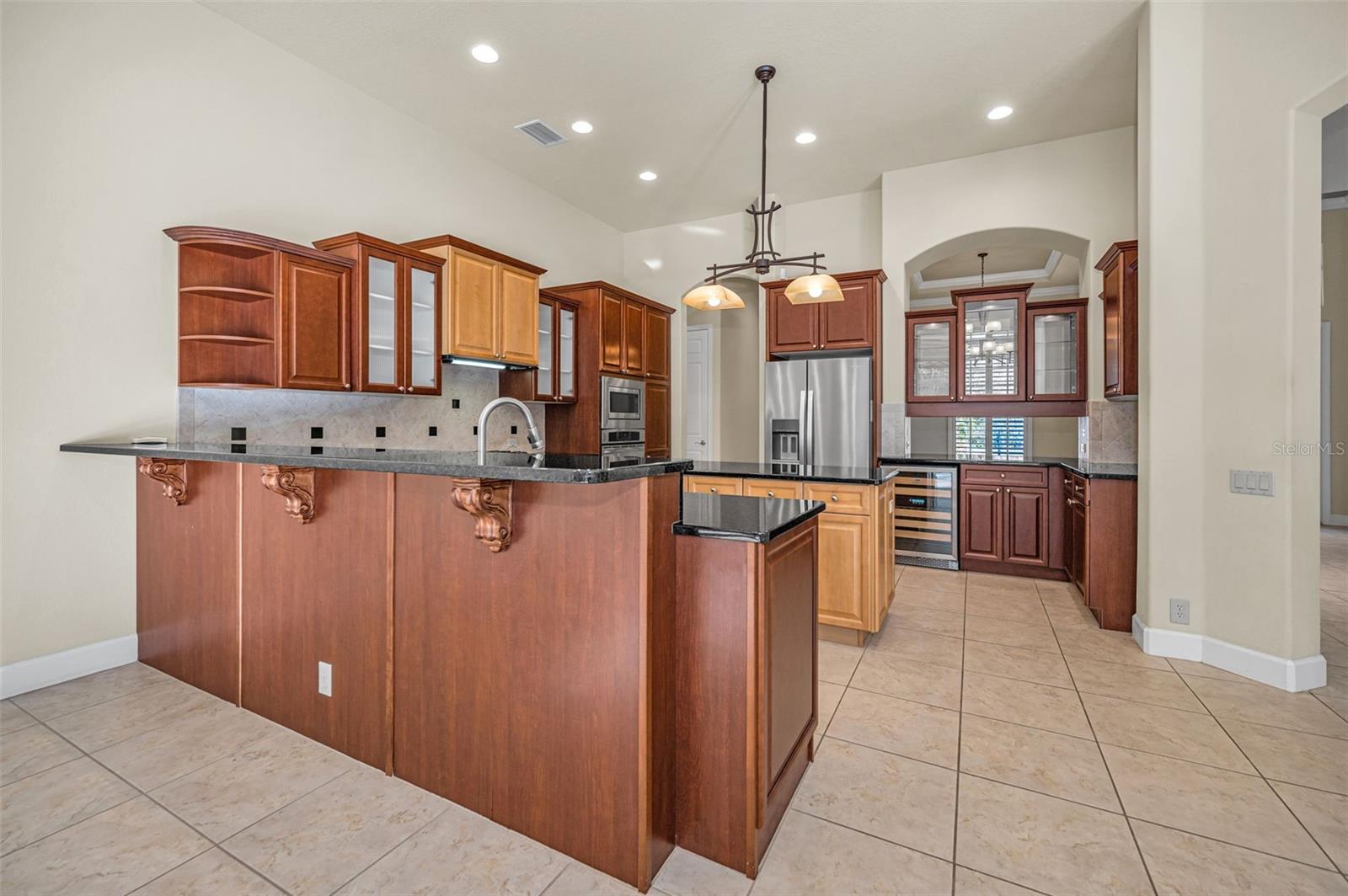 Listing photo id 14 for 3305 Sheehan Drive