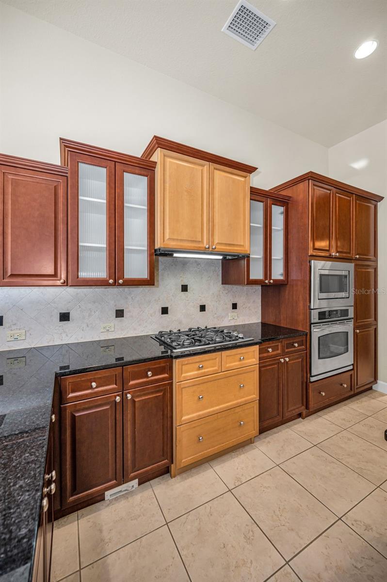 Listing photo id 16 for 3305 Sheehan Drive