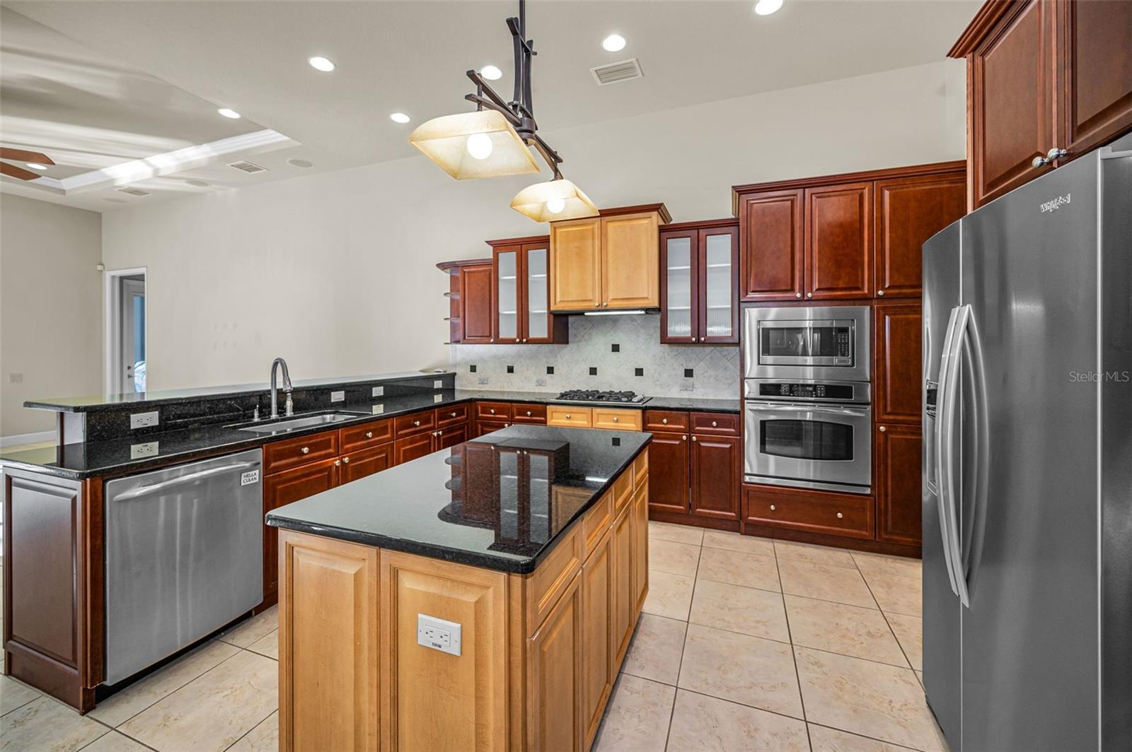 Listing photo id 17 for 3305 Sheehan Drive