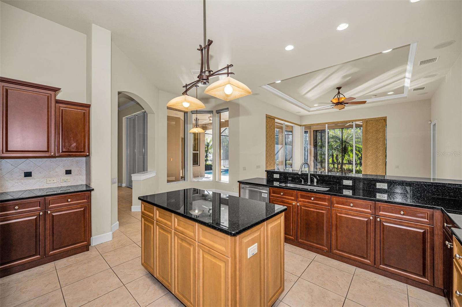 Listing photo id 18 for 3305 Sheehan Drive