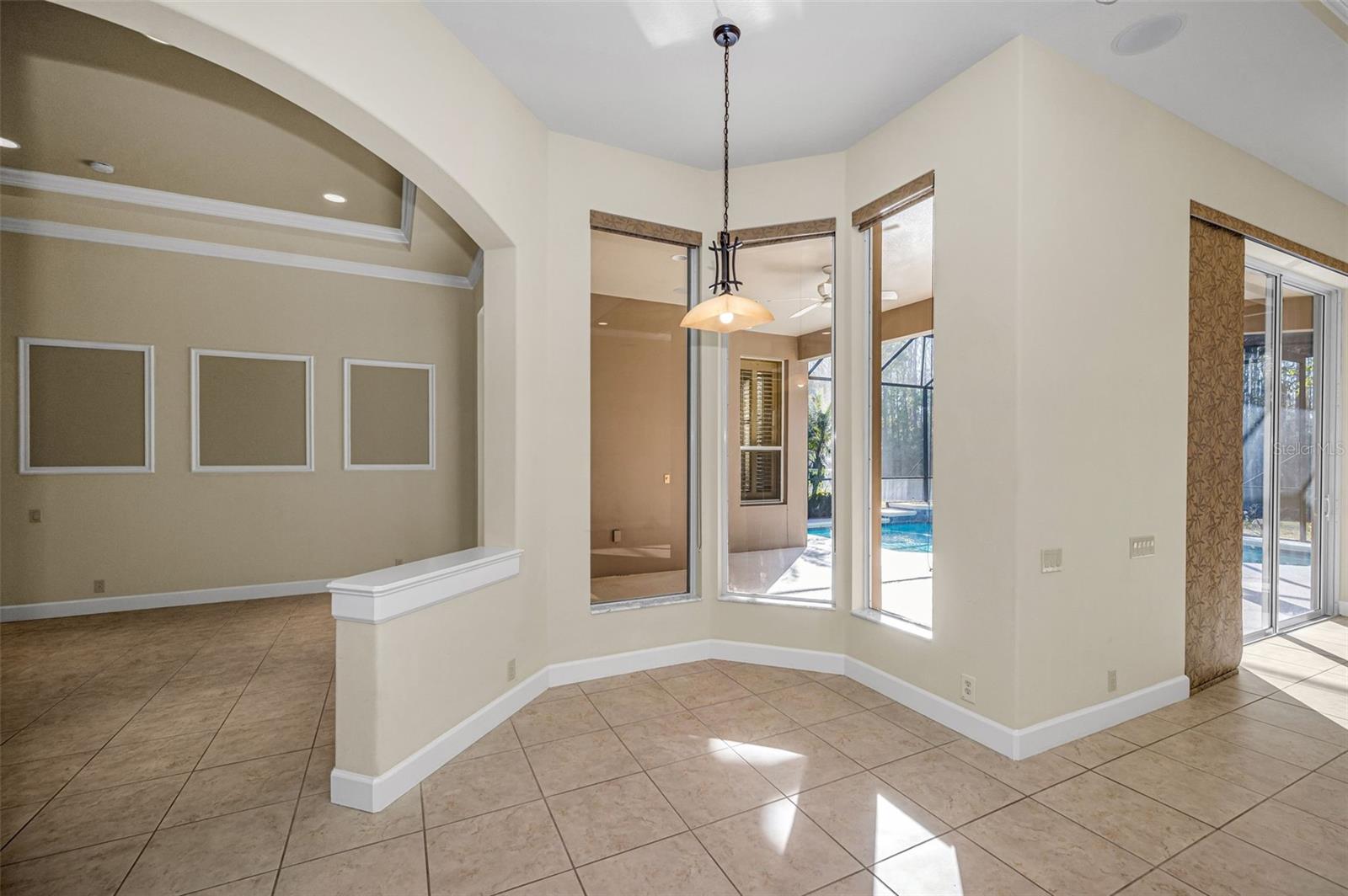 Listing photo id 19 for 3305 Sheehan Drive