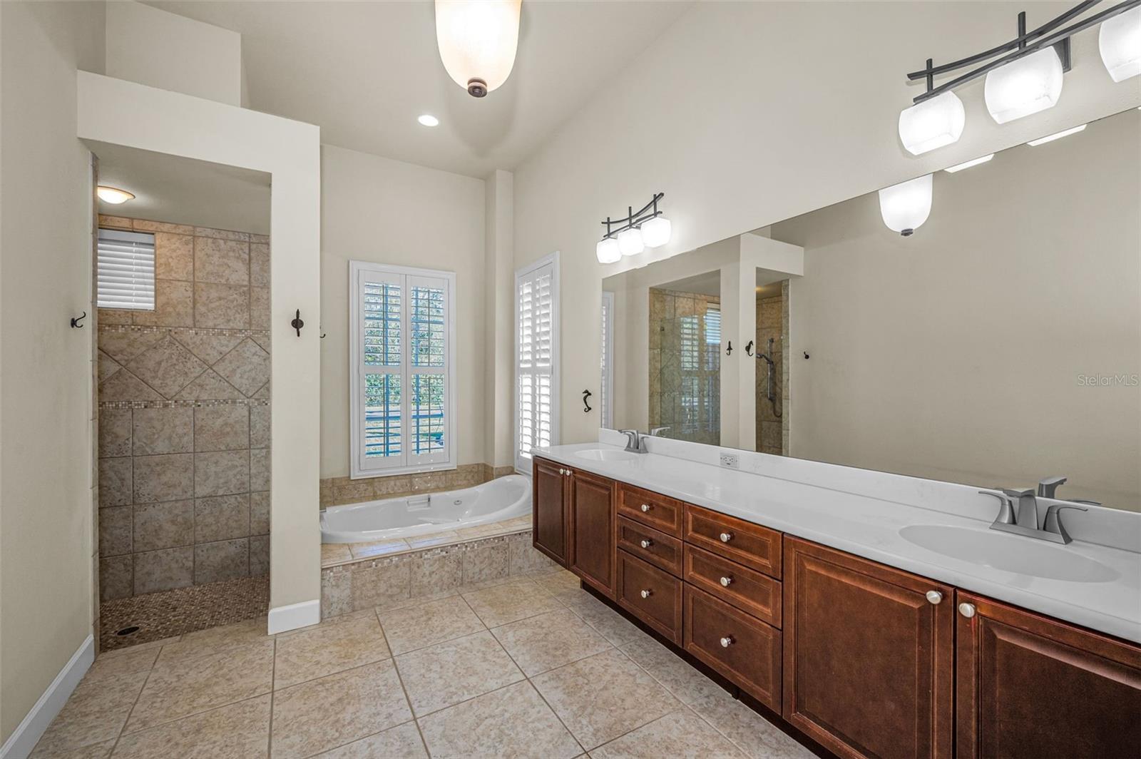 Listing photo id 32 for 3305 Sheehan Drive