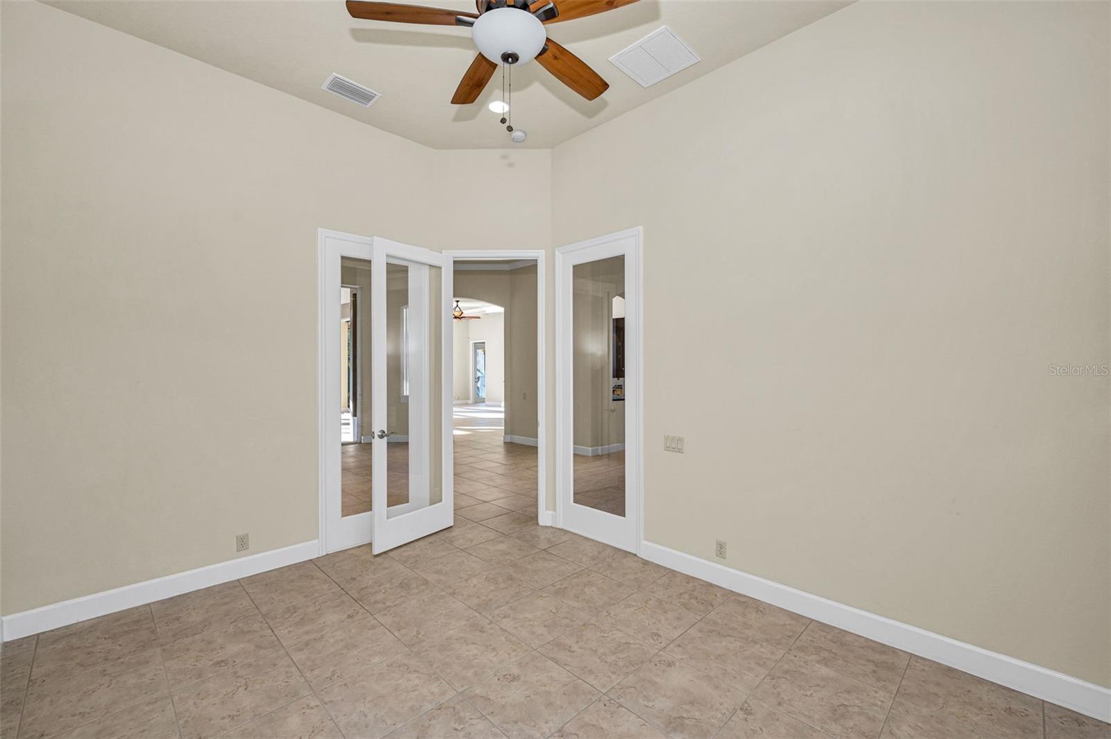 Listing photo id 36 for 3305 Sheehan Drive