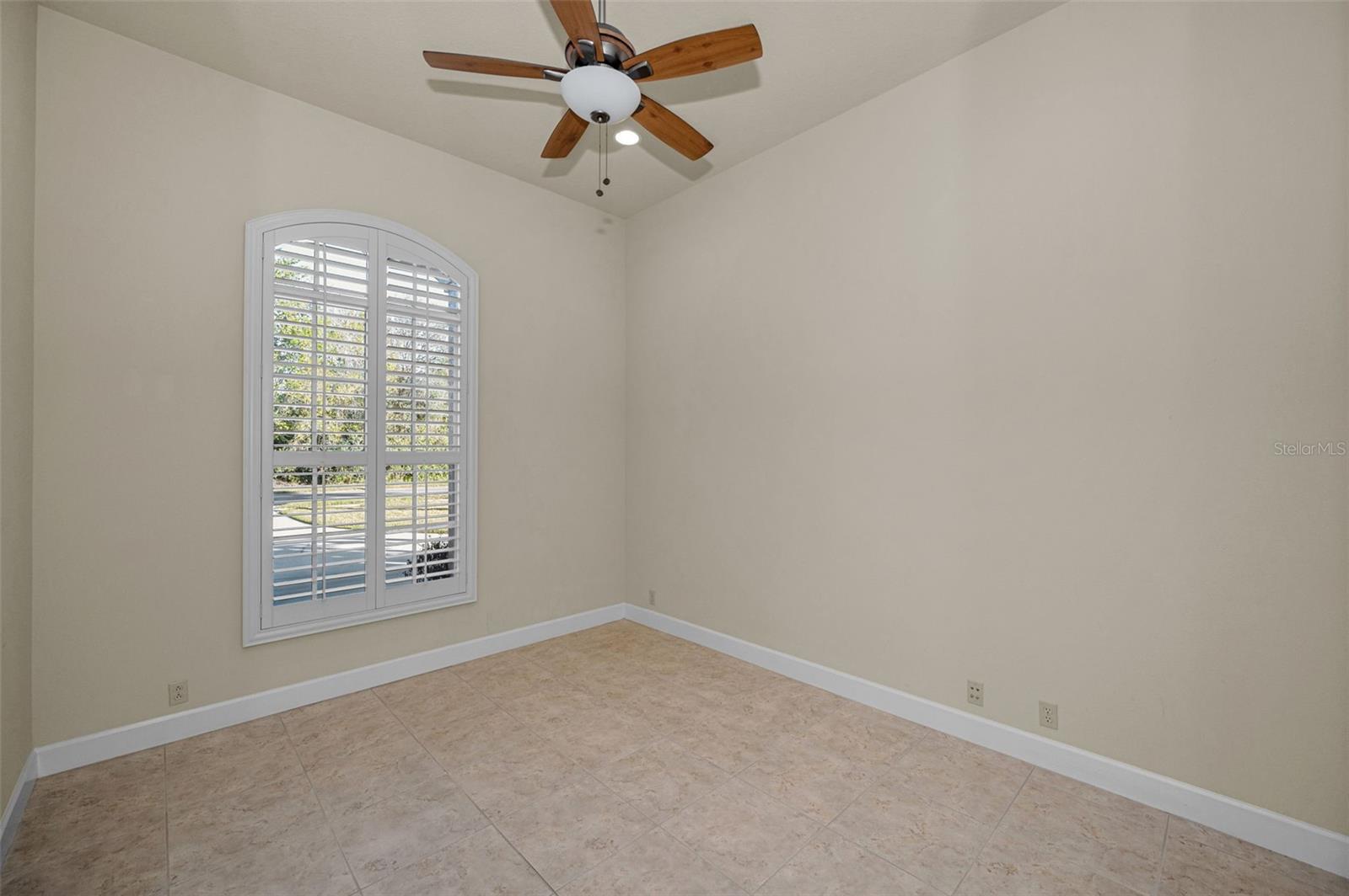 Listing photo id 37 for 3305 Sheehan Drive