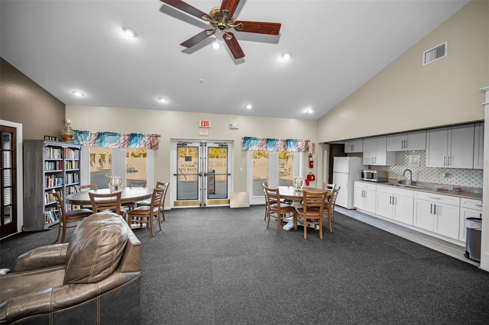 Listing photo id 66 for 3305 Sheehan Drive