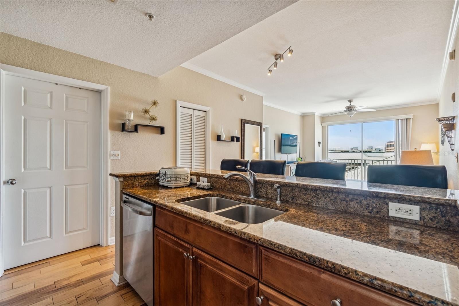 Image 20 of 77 For 700 Harbour Island Boulevard 411