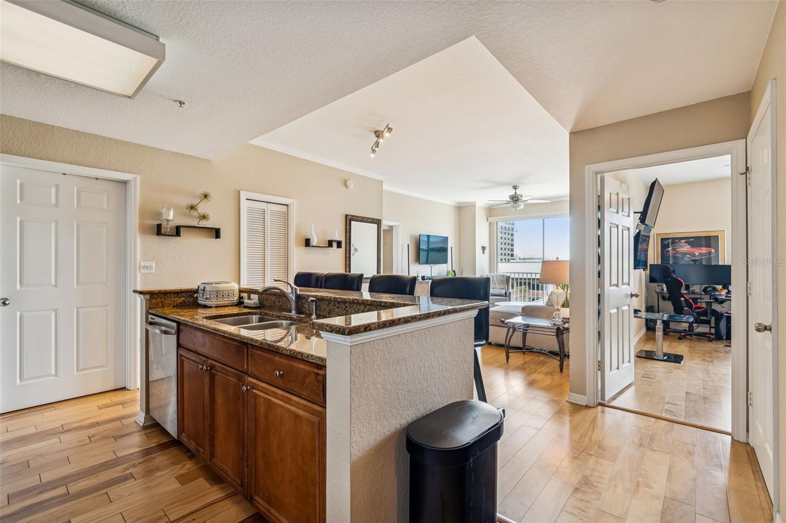 Image 4 of 77 For 700 Harbour Island Boulevard 411