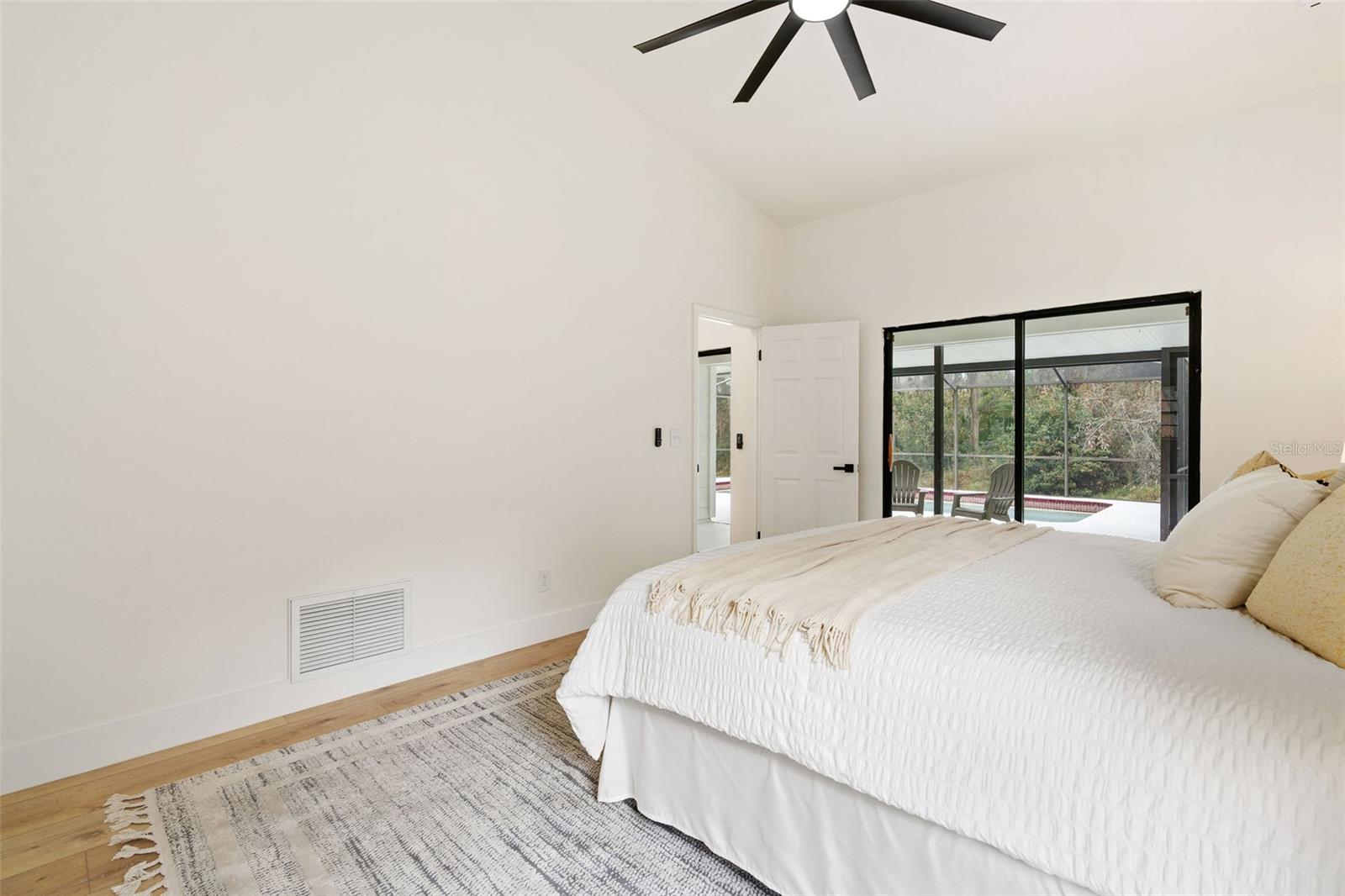 Listing photo id 16 for 346 Carson Lane