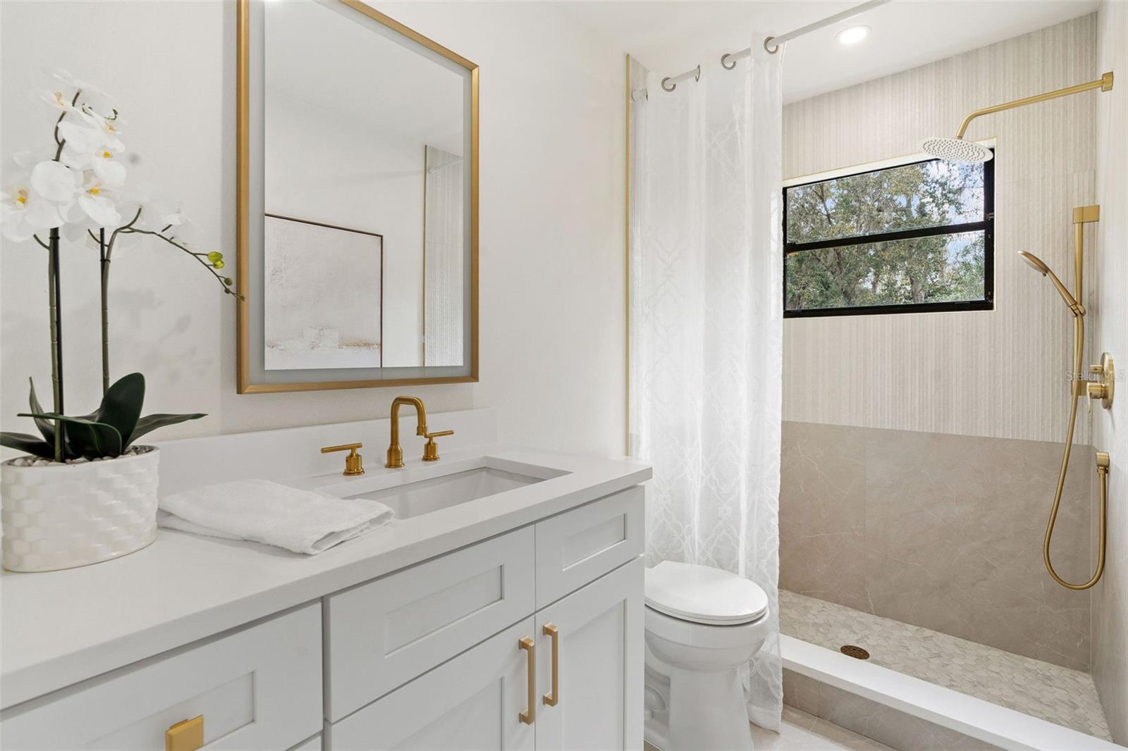 Listing photo id 25 for 346 Carson Lane