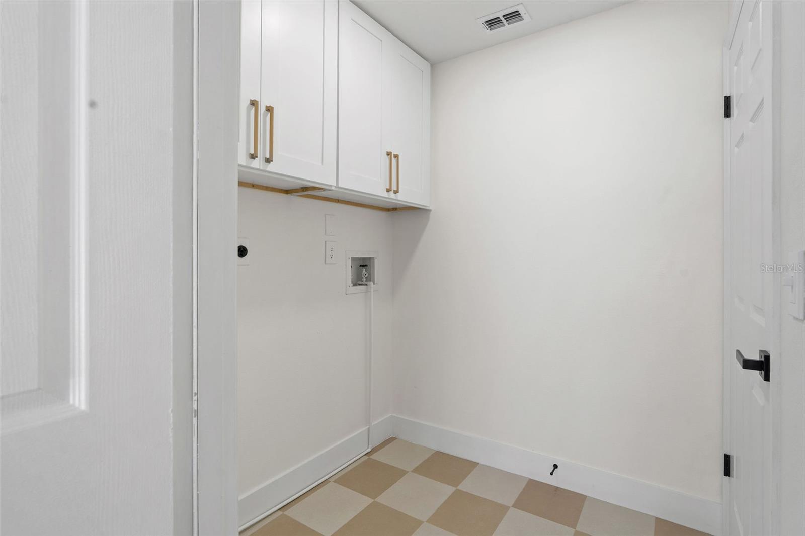 Listing photo id 28 for 346 Carson Lane