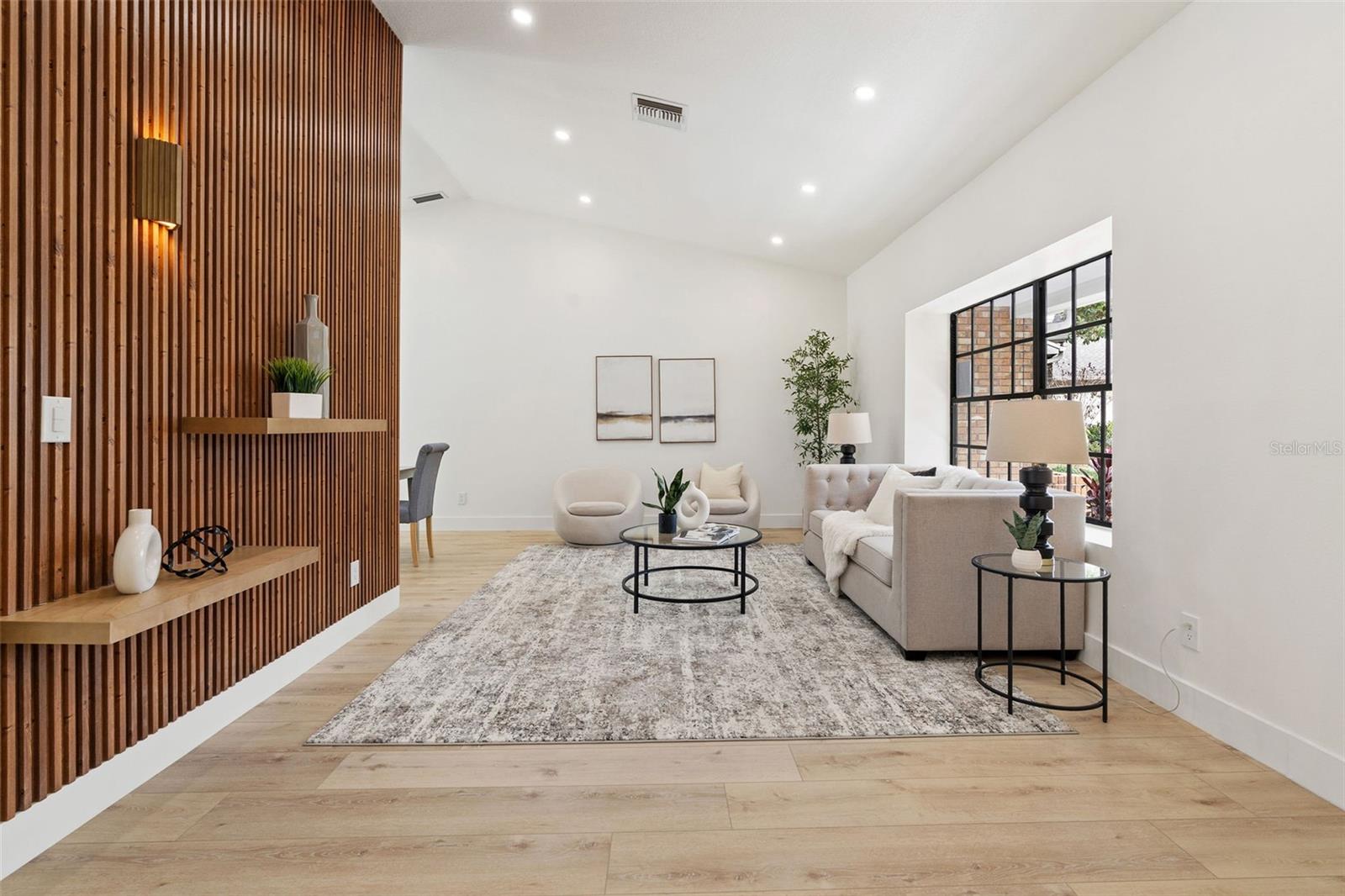 Listing photo id 2 for 346 Carson Lane