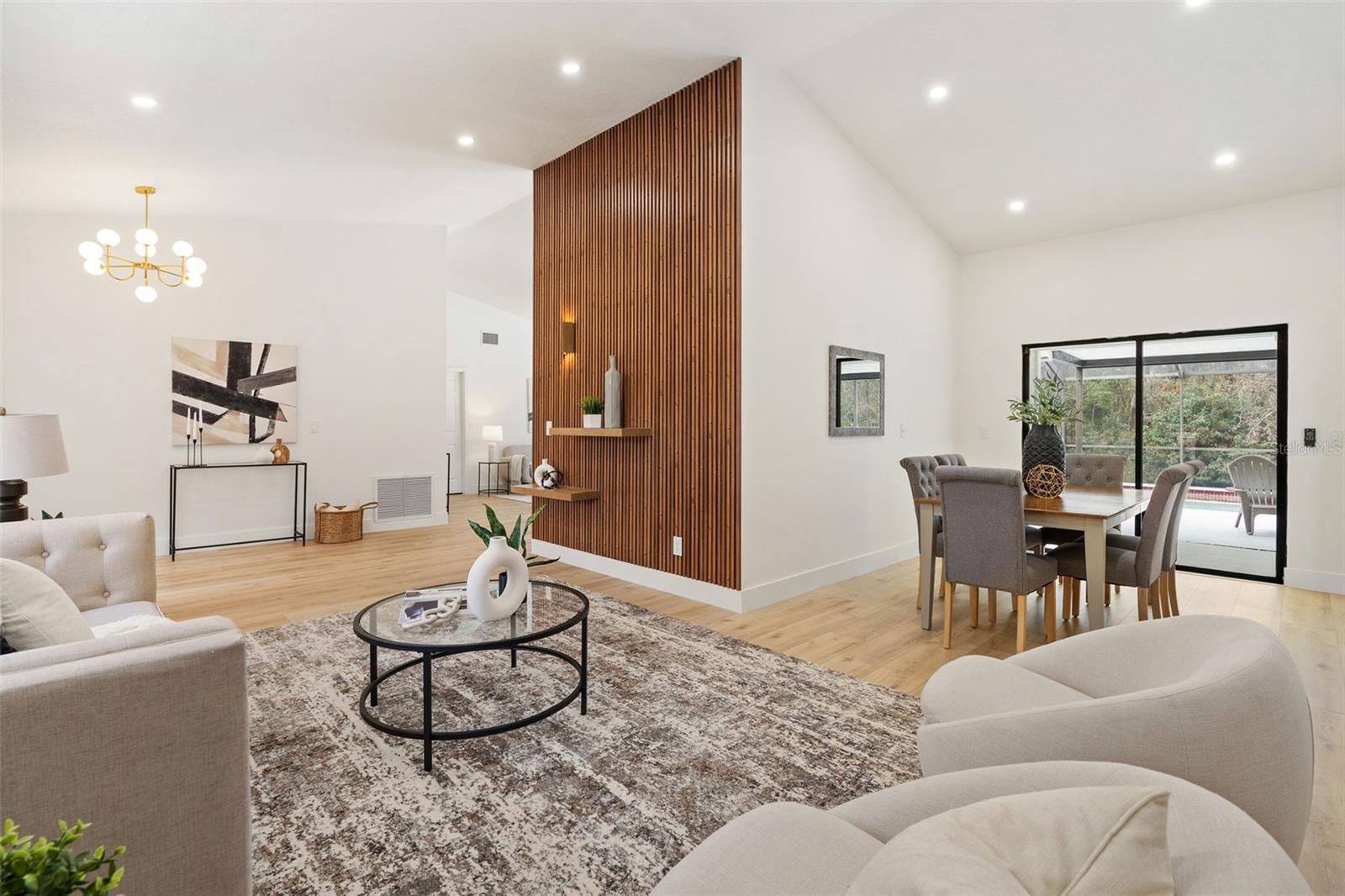 Listing photo id 3 for 346 Carson Lane