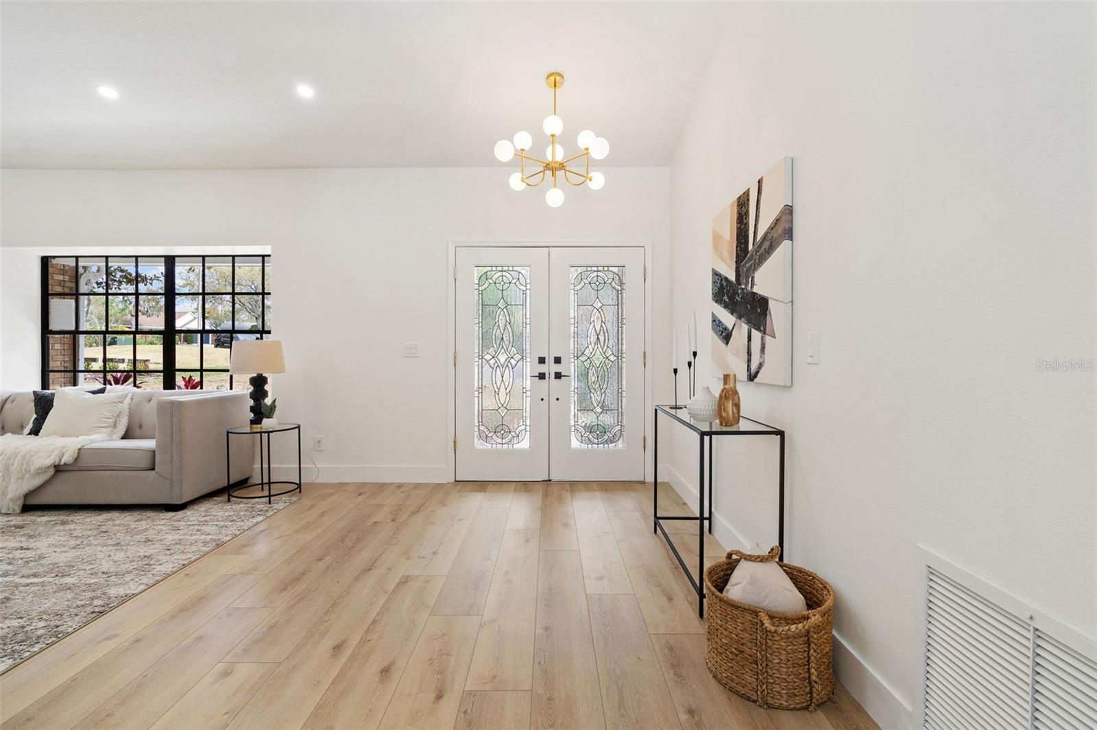 Listing photo id 5 for 346 Carson Lane